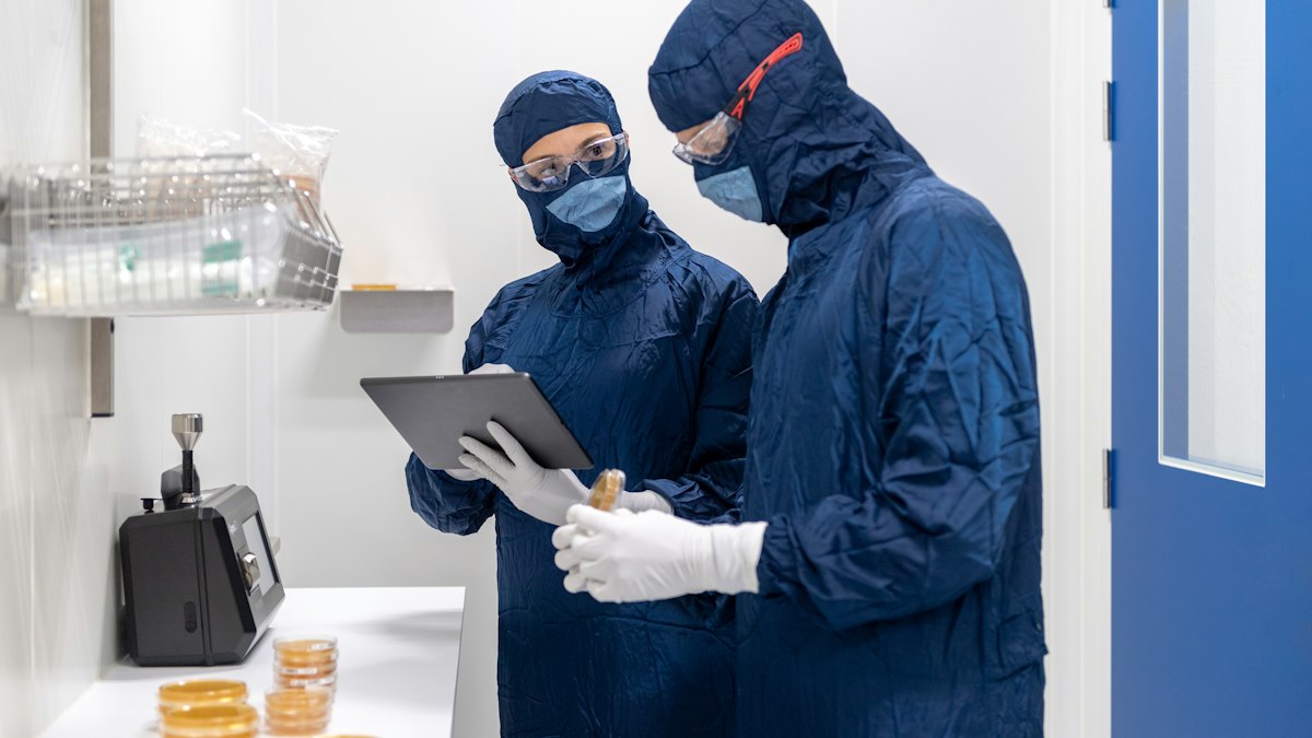Inteligencia artificial en el laboratorio acreditado: qué puede hacer y qué decide una persona